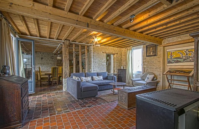 CASSANDRE'S HOUSE garden & parking