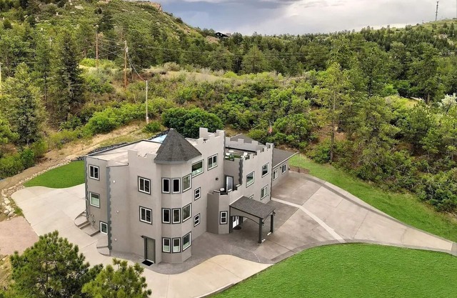 Castle 10BR 8BA Sleep20 Accessible CamperParking Shop Golf