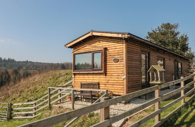 CASTLE VIEW CABIN, family friendly, with a garden in Cloughton