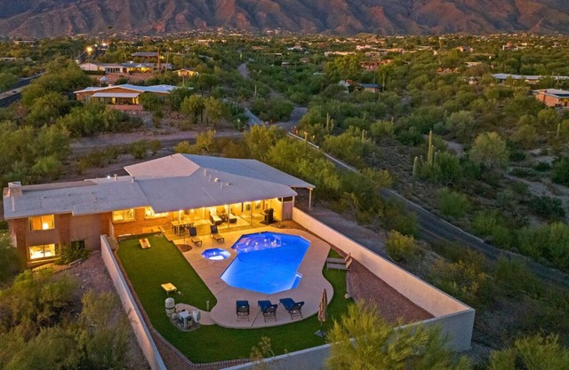 Catalina Foothills Family Friendly Stunning Views Heated Pool Spa Sleeps 16