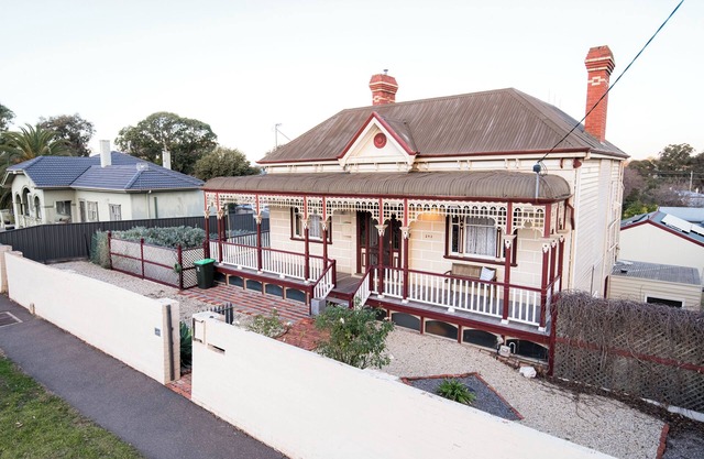 Cathedral View - Sleeps 16 -Bendigo Signature Accommodation