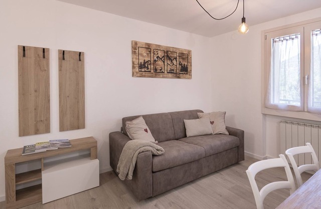 Caty's Home - Two Bedroom Apartment, Sleeps 6