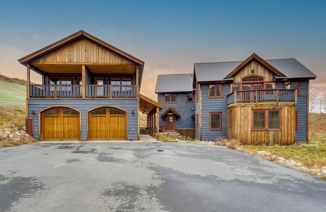 'CB Trailhouse' - Walk to Meridian Lake!