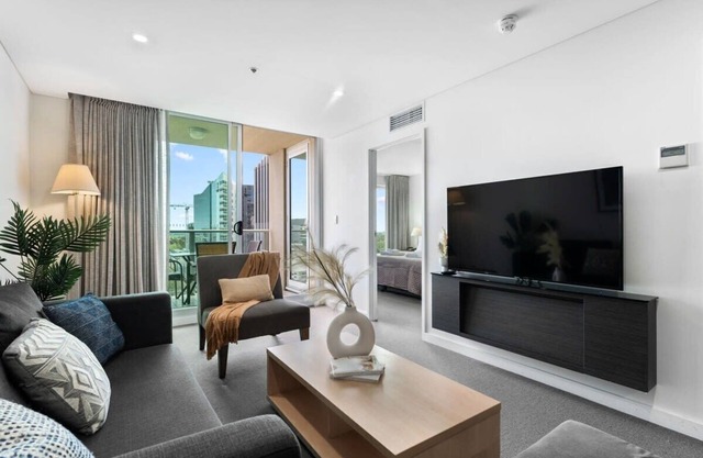 CBD Modern 2BR/Free Parking