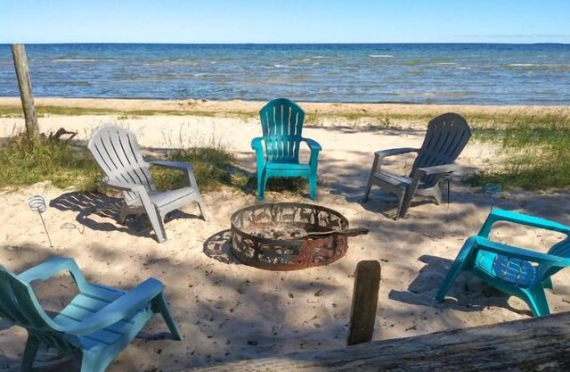 Cedar Cabin on the Bay: Your Fall Getaway for Stunning Views and Cozy Vibes!