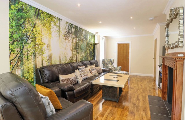 CEDAR COTTAGE, pet friendly, with open fire in Blofield