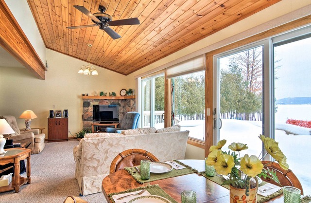 Cedar Cottage, Private Beach on Lake Leelanau