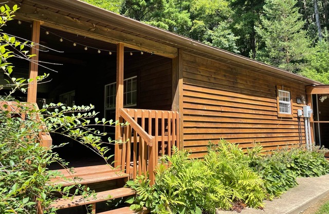 Cedar Cottage - Secluded Cottage with Hot Tub
