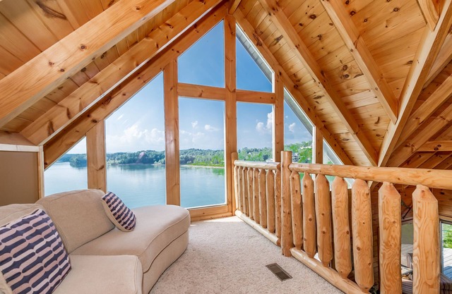 CEDAR COVE CINEMA ~ Dockable Lakefront Cabin ~ Amazing Lake Views