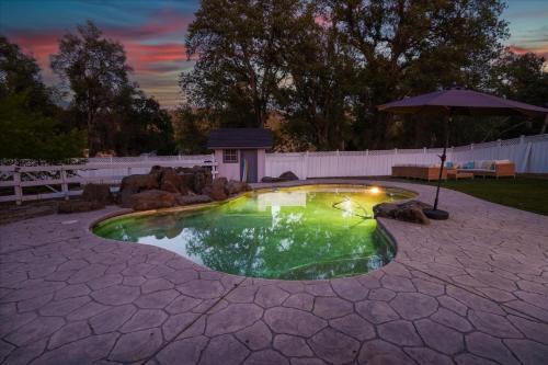 Cedar Creek Lodge with POOL/hot tub/sleeps 24