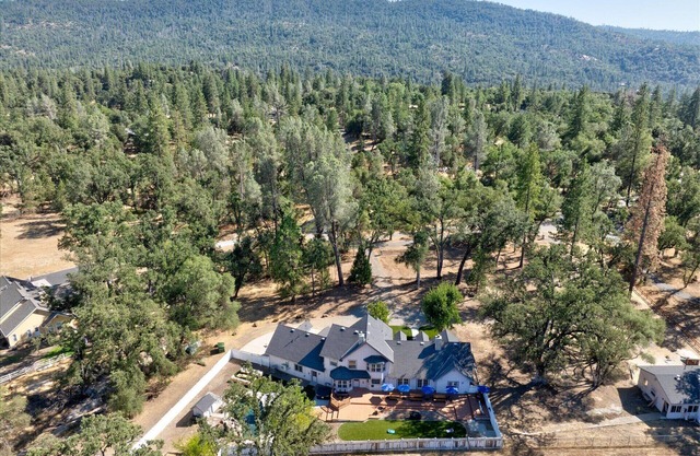 Cedar Creek Lodge with POOL/hot tub/sleeps 24!