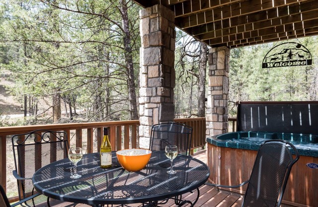 Cedar Creek Retreat | Hot Tub + Cozy Fireplace