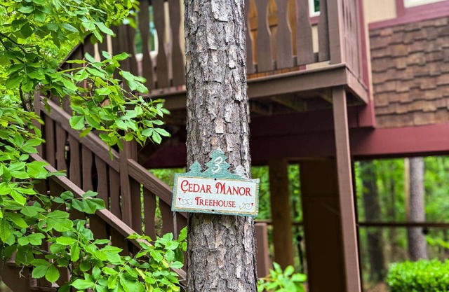 Cedar Manor Treehouse with Jacuzzi