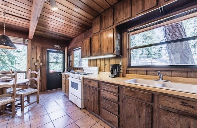 Cedar: Quaint 3 bedroom cabin with a hot tub near the river!