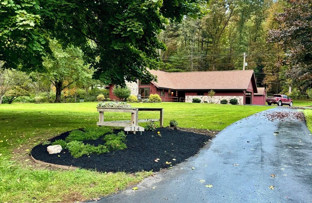 Cedar Run Cabin! Creekfront, Rail Trail, Large Yard, Mountain Views!