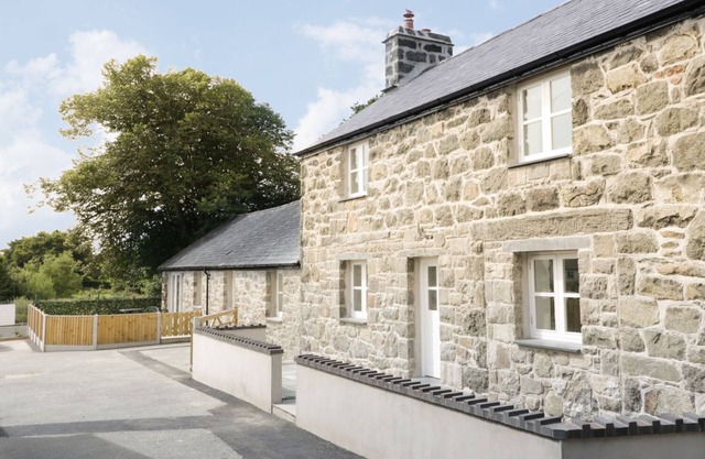 CEFN BRYN MAWR, pet friendly, character holiday cottage in Criccieth