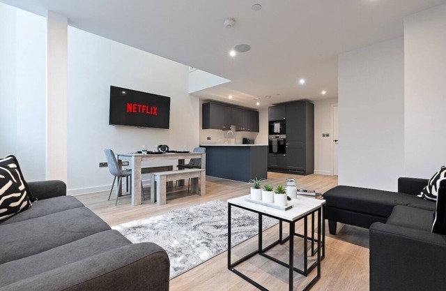 Ceiling Sound System - Sleeps 8 - City Centre