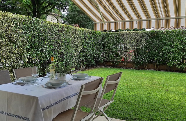 Cele's House - a Stone's Throw From the Lake!