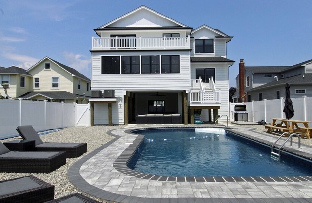 CEN314 - Brand New Construction! 7BR 4ba w POOL, elevator