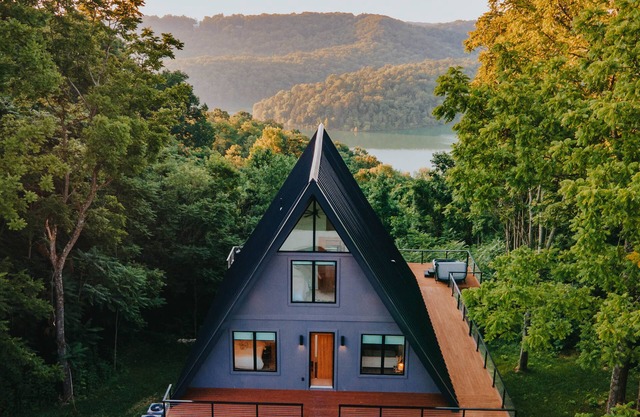 Center Hill Lake A-Frame - Lake View & Hot Tub