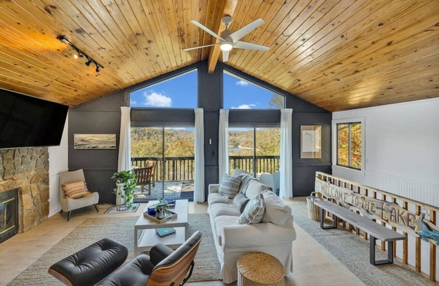 Center Hill Lake Chalet with lake view!