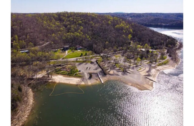 Center Hill Lake House, Walk to Hurricane Marina. Sleeps 10