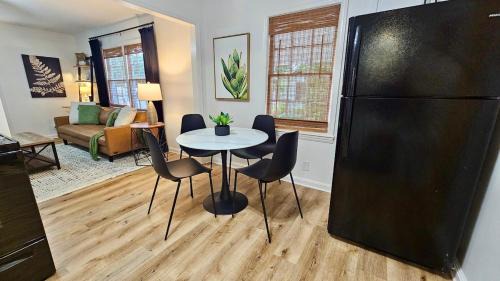 Center of Town! Near Hospital and VSU, Gameroom & Fire-pit, Pet Friendly