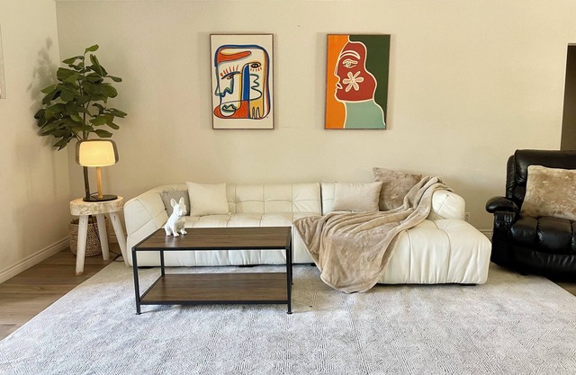 Center of Vegas - 5 beds house with heated pool