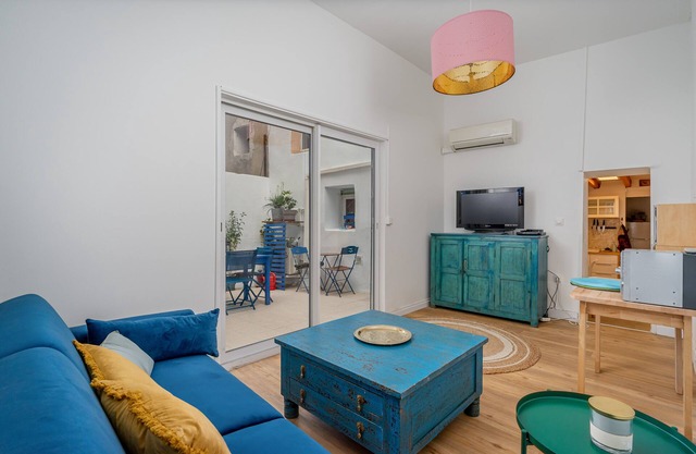 Central 4-person duplex with sunny private courtyard