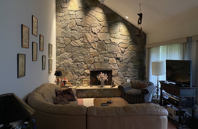 Central air, FREE beach pass, Wifi, outdoor shower, deck and grill, quiet area!