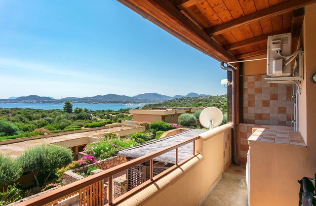 Central Apartment ‘Bilocale Asfodeli 2’ Close to Beach with Balcony & Sea View