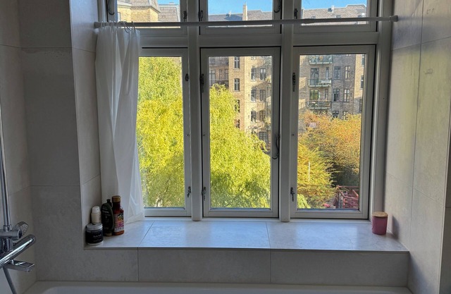 Central apartment with bathtub & balcony