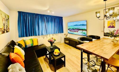 Central Apartment with 75inch TV Netflix