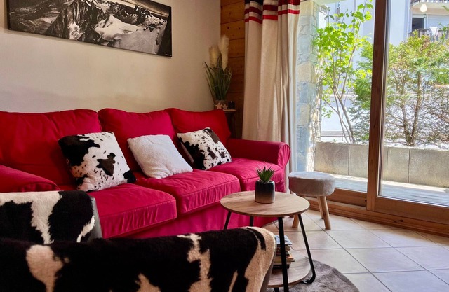 Central Apartment with Terrace, Parking, and Ski-bus Nearby
