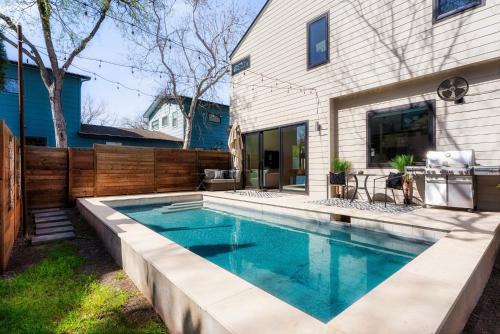 Central Austin Oasis with Pool - Sleeps 9