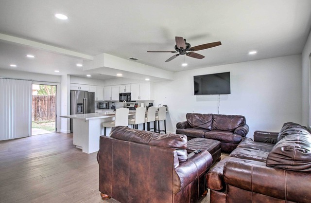 Central Bakersfield Townhome w/Private Patio