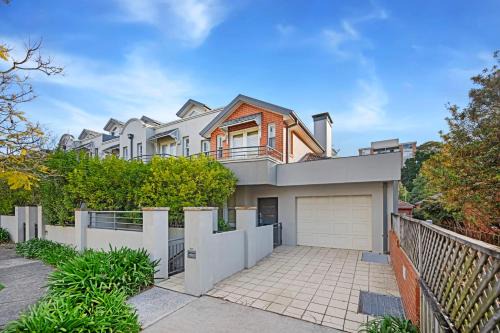 Central Chatswood 2-Level Garden View & 3B2B