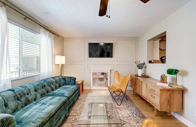 Central & Chic Condo: Sleeps 5