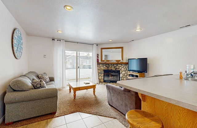 Central condo w/grill & community pool/hot tub/tennis - on bike path