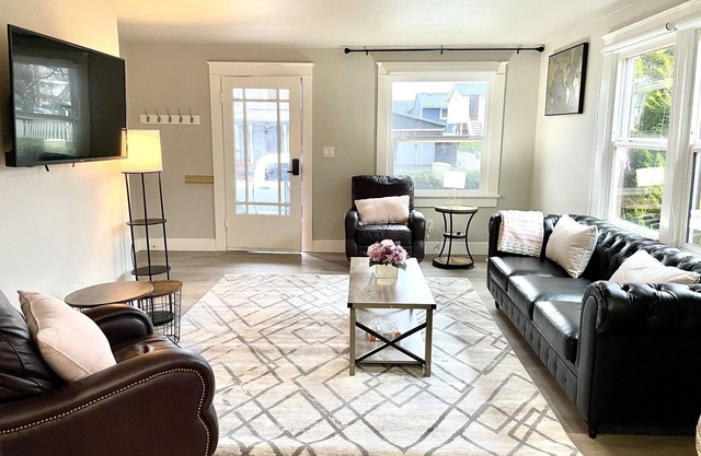 Central duplex with 3 bed/2bth near Hough Park