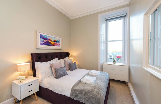 Central Edinburgh Apartment with Modern Design in Wonderful Area