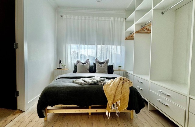 Central Haberfield Village 5* eateries. Pet/family friendly. Free park.