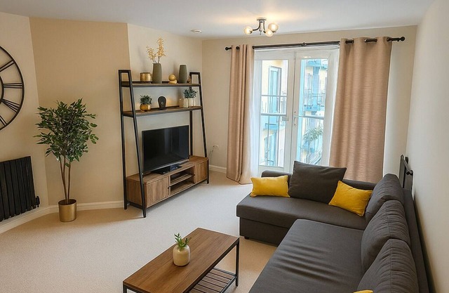 Central Hatfield | Free Parking | Sleeps up to 4 | With Balcony