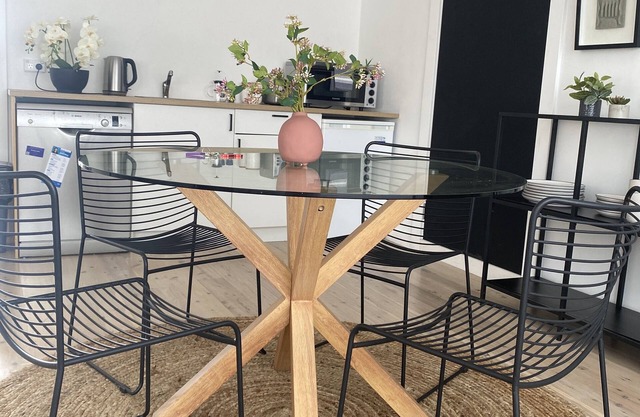 Central Italian Haberfield Village 5* eateries. Pet/family friendly. Free park.