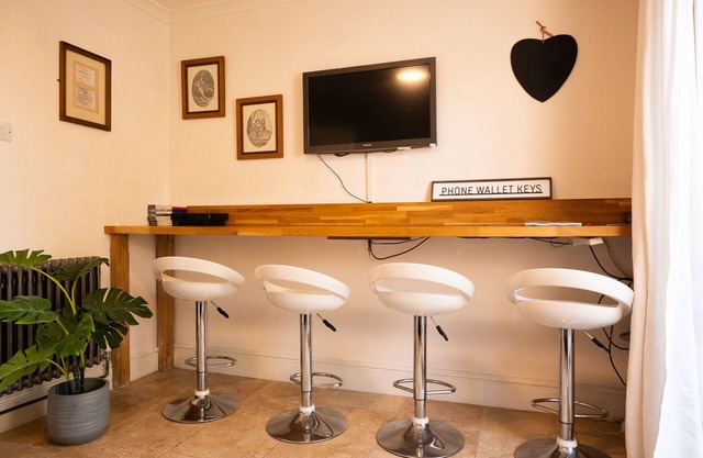 Central Location in Bath with Hot Tub & Parking