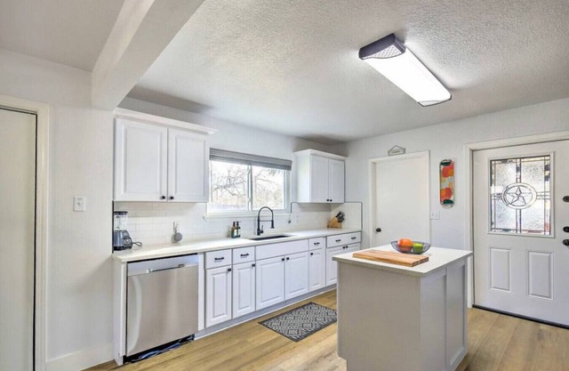 Central Location- Modern Home-Perfect For Families - Games