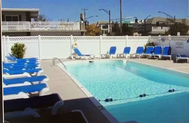 Central Location - Short walk to Beach/Boardwalk w/parking and heated pool!