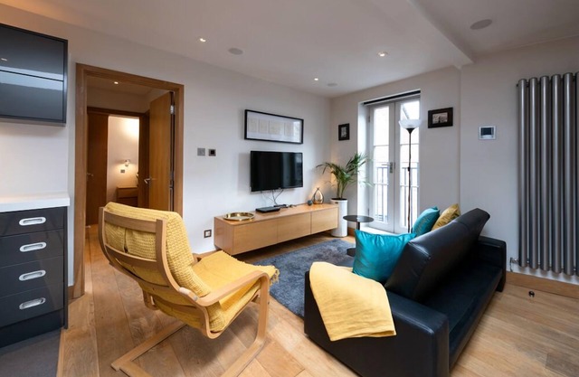 Central Modern 2 Bed With Parking