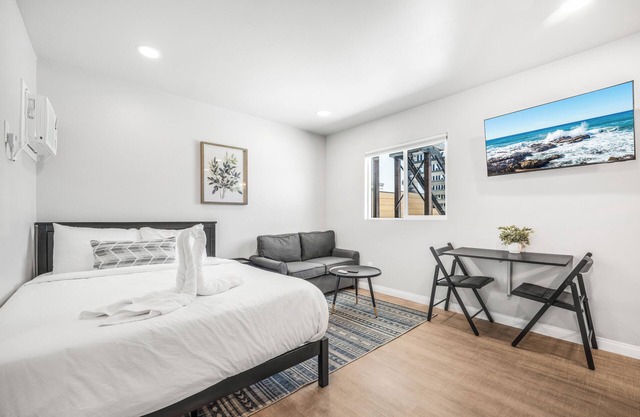 Central Modern Apartment w/AC - Sleeps 3