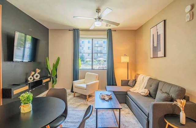 Central Stay Apt |Gym, Pool, W/D, Parking, Sleep 5